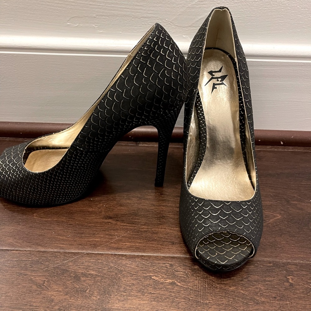 Black & Gold Pumps